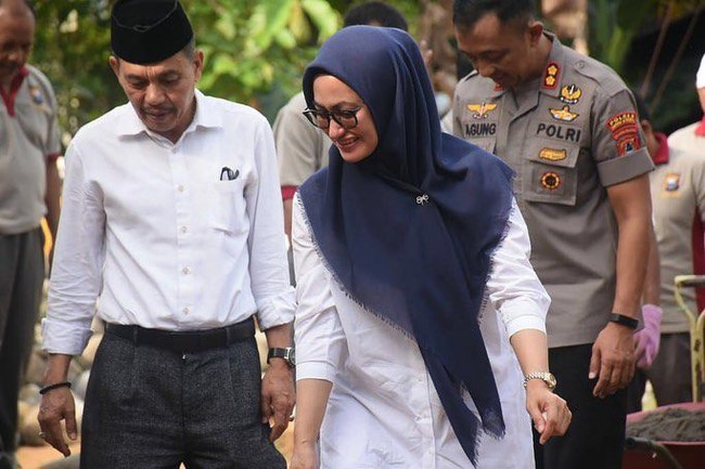 Gaya hijab andalan Indah Putri Indriani adalah dengan memakai hijab segiempat baik saat di kantor atau terjun langsung ke lapangan untuk memantau kondisi di daerahnya. Foto: instagram @indahnyalutra.