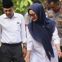 Gaya hijab andalan Indah Putri Indriani adalah dengan memakai hijab segiempat baik saat di kantor atau terjun langsung ke lapangan untuk memantau kondisi di daerahnya. Foto: instagram @indahnyalutra.