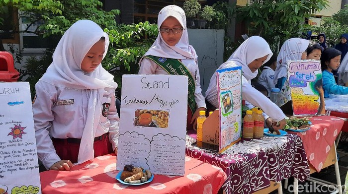 Siswa SDN Di Surabaya Gelar Bazar Ecopreneur Jual Jamu Empon-empon