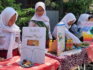 Ratusan Siswa SDN di Surabaya Gelar Bazar dan Jual Jamu Empon-empon