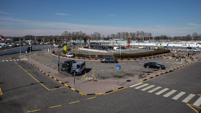 Jalanan Milan sepi karena corona MILAN, ITALY - FEBRUARY 26: Largo Augusto in the city center is seen empty on February 26, 2020 in Milan, Italy.
The country is struggling to understand how it went from six coronavirus cases to 374 cases and 12 dead since last Friday, becoming Europes worst-affected country. Many communities across the Lombardy and Veneto regions have seen the suspension of public events and church services, and the closure of grade schools, universities and museums. Twelve towns have been locked down entirely, with road blocks preventing the exit and entrance of people. The government has also imposed quarantines for those who have had close contact with confirmed cases of the illness. (Photo by Marco Di Lauro/Getty Images)