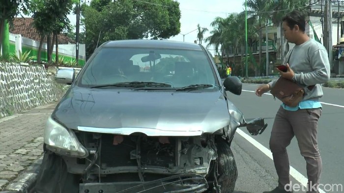 Polisi mengamankan Sopyan Wahyu Pujonigrat (32), sopir mobil Toyota Innova yang menabrak tenda aksi buruh hinga empat orang tewas. Ia mengaku hanya tidur satu jam sepanjang hari.