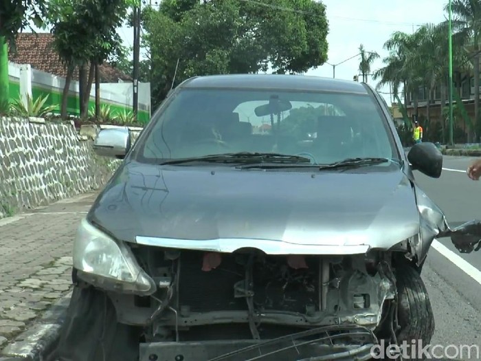 Polisi mengamankan Sopyan Wahyu Pujonigrat (32), sopir mobil Toyota Innova yang menabrak tenda aksi buruh hinga empat orang tewas. Ia mengaku hanya tidur satu jam sepanjang hari.