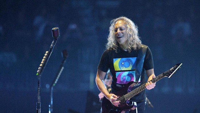 LAS VEGAS, NEVADA - NOVEMBER 26:  Guitarist Kirk Hammett of Metallica performs during a stop of the bands WorldWired Tour at T-Mobile Arena on November 26, 2018 in Las Vegas, Nevada.  (Photo by Ethan Miller/Getty Images)