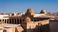 Great Mosque of Kairouan, Tunisia diyakini sebagai masjid terbesar di utara Afrika. Luasnya mencapai 9.000 m2 dengan 400 pilar kuno dan menara setinggi 35 m. (Getty Images/efesenko)