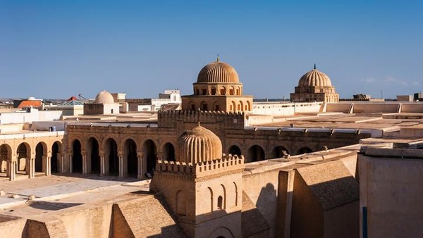 Great Mosque of Kairouan, Tunisia diyakini sebagai masjid terbesar di utara Afrika. Luasnya mencapai 9.000 m2 dengan 400 pilar kuno dan menara setinggi 35 m. (Getty Images/efesenko) Great Mosque of Kairouan, Tunisia diyakini sebagai masjid terbesar di utara Afrika. Luasnya mencapai 9.000 m2 dengan 400 pilar kuno dan menara setinggi 35 m. (Getty Images/efesenko)