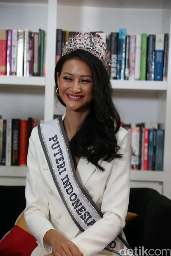 Kalau mengikuti ajang puteri Indonesia sendiri merupakan cita-cita saya dari kecil. Jadi ya memang work hard what do you looking for, what you have to do. Jadi dari sana saya ingin mengikuti ajang ini dari 2017. Dan di sana saya mendapatkan pengalaman yang berharga untuk belajar  lebih banyak lagi dan belajar dari kegagalan yang sebelumnya terjadi. What to improve, what to learn more, what you looking for, what you represent to the judge, what story want you give to them, kata Ayuma. Foto: Rengga Sancaya