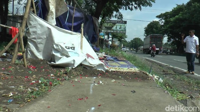 Empat buruh di Pasuruan yang tengah melakukan aksi tewas tertabrak. Tenda yang mereka dirikan tertabrak mobil dini hari tadi.