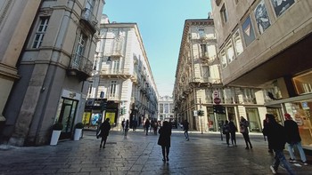 Reno3 punya fitur Ultra-Wide Angle dengan sudut pandang 119,9 derajat. Misalnya di jalanan Kota Turin ini, kelihatan semua (Oppo)