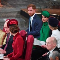 Pangeran William dan Kate Middleton duduk di barisan depan. Sementara Harry dan Meghan Markle berada di baris kedua. Wajah Harry sempat terlihat tegang. (Foto: Getty Images)