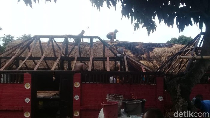 Atap Situs Anak Prabu Siliwangi di Cirebon Terbakar
