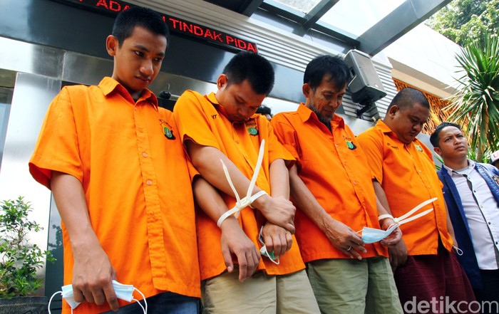 Pelaku Pembobol ATM Mejeng di Polda Metro Jaya Polda Metro Jaya membongkar sindikat pembobolan rekening lewat kartu ATM di Jakarta. Pelaku menyamar sebagai WNA dan menawarkan bisnis ponsel.