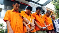 Begini tampang para pelaku pembobol ATM saat rilis di Polda Metro Jaya, Jakarta, Selasa (10/3/2020).