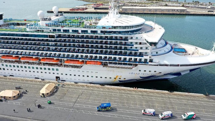 Kapal pesiar Grand Princess yang mengangkut sejumlah penumpang yang positif corona berlabuh di California. Para penumpang diizinkan turun untuk jalani perawatan