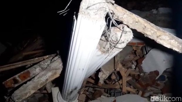Rumah Ana yang rusak akibat gempa.