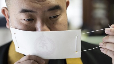Antisipasi Corona, Kuil di Jepang Ini Produksi Masker Kertas
