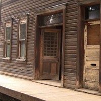 Jika kamu adalah tipe orang yang merasa bisa tetap hidup tanpa listrik, air, dan internet, maka kamu mungkin bisa mencoba menjadi sukarelawan untuk kota hantu ini. Atau jika kamu memiliki anak dan ingin mengajarkan anakmu untuk hidup lebih sederhana, maka tinggal di kota hantu ini mungkin bisa menjadi pertimbangan bagimu. Foto: dok. buzznick