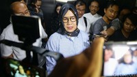 Dia terlihat memakai baju biru garis-garis didampingi suami dan anak laki-lakinya.