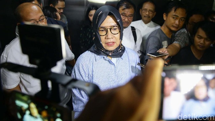 Mantan Dirut Pertamina Karen Agustiawan keluar dari Rutan Kejagung usai putusan bebas lepas dinyatakan Mahkamah Agung (MA). Karen tampak melambaikan tangan.
