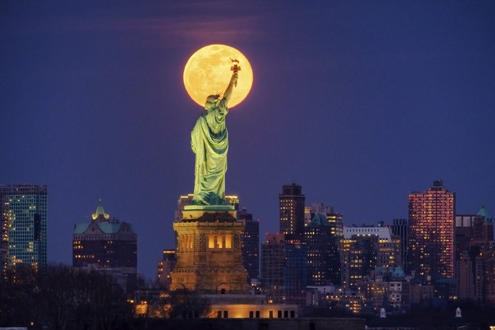 Fenomena alam supermoon terlihat di beberapa negara di dunia. Penasaran seperti apa penampakannya?