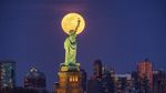 Terpukau Indahnya Fenomena Supermoon di Berbagai Belahan Dunia