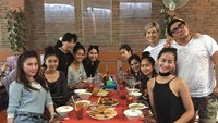 Bersama Anne Avantie, Ayu Maulida menikmati semangkuk soto. Di sini juga ada beberapa model cantik yang ikut menikmati soto tradisional. Foto: instagram @ayumaulida97