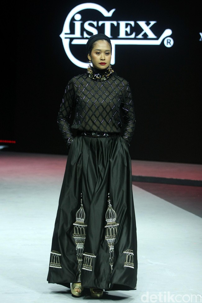 Desainer busana muslim Itang Yunasz menghadirkan koleksi busana muslim terbarunya bertajuk Opulence di Muslim Fashion Festival 2020, Jakarta Convention Center, Jakarta, Minggu [23/2/2020]. Foto: Mohammad Abduh/Wolipop.