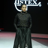 Desainer busana muslim Itang Yunasz menghadirkan koleksi busana muslim terbarunya bertajuk Opulence di Muslim Fashion Festival 2020, Jakarta Convention Center, Jakarta, Minggu [23/2/2020]. Foto: Mohammad Abduh/Wolipop.