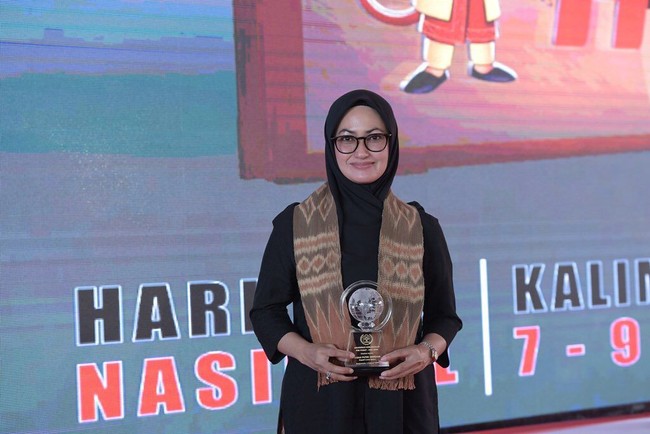 Seperti dilihat dari akun Instagram @indahnyalutra yang mengunggah berbagai aktivitas Indah Putri Indriani saat bertugas, sang bupati memilih hijab dengan warna yang polos sebagai gaya hijabnya sehari-hari. Foto: instagram @indahnyalutra.