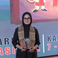 Seperti dilihat dari akun Instagram @indahnyalutra yang mengunggah berbagai aktivitas Indah Putri Indriani saat bertugas, sang bupati memilih hijab dengan warna yang polos sebagai gaya hijabnya sehari-hari. Foto: instagram @indahnyalutra.