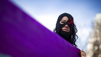 Peringatan Hari Perempuan Internasional juga dimanfaatkan sejumlah wanita di Kota New York, Amerika Serikat, untuk menyuarakan aspirasi mereka. Para wanita membawa poster, spanduk, dan berbagai atribut saat ikut serta dalam aksi tersebut. AP Photo/Eduardo Munoz Alvarez.
