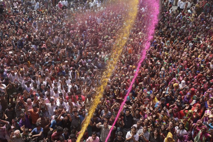 Tumpah Ruah Warga India di Festival Holi Perayaan Festival Holi di India memasuki puncak. Di kawasan Kuil Swaminarayan, Ahmedabad. Penasaran?