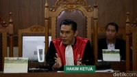 Anggota majelis Bintang Al dakam persidangan yang diselenggarakan di PN Jakarta Pusat itu mengatakan Ketua Majelis Panji Surono meminta izin sakit sejak kemarin.