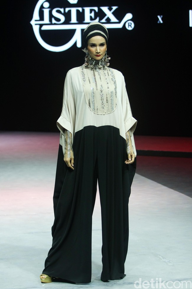 Desainer busana muslim Itang Yunasz menghadirkan koleksi busana muslim terbarunya bertajuk Opulence di Muslim Fashion Festival 2020, Jakarta Convention Center, Jakarta, Minggu [23/2/2020]. Foto: Mohammad Abduh/Wolipop.