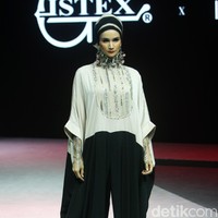 Desainer busana muslim Itang Yunasz menghadirkan koleksi busana muslim terbarunya bertajuk Opulence di Muslim Fashion Festival 2020, Jakarta Convention Center, Jakarta, Minggu [23/2/2020]. Foto: Mohammad Abduh/Wolipop.