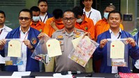 Kabid Humas Polda Metro Jaya Kombes Yusri Yunus menjelaskan, kejadian berawal pada akhir Januari 2020 di sebuah hotel mewah di Jakarta. Dia menyebut saat itu M, tersangka yang masih masuk DPO, bertemu dengan korban inisial AR untuk mengajak bisnis ponsel.