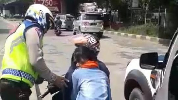 Polantas Bantu Evakuasi Wanita Pingsan di Motor di Cengkareng