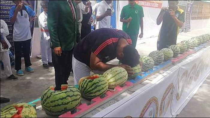 Rekor Dunia Pakai Kepala