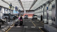 Menggunakan masker, beberapa orang terlihat masih hilir-mudik melakukan aktivitas di kota Milan. Tapi volume kendaraan di sana telah menurun sangat drastis (Getty Images/Marco Di Lauro0