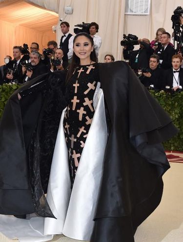 Nga Nguyen, Sosialita Vietnam Nga Nguyen arrives for the 2018 Met Gala on May 7, 2018, at the Metropolitan Museum of Art in New York. - The Gala raises money for the Metropolitan Museum of Arts Costume Institute. The Gala's 2018 theme is Heavenly Bodies: Fashion and the Catholic Imagination. (Photo by Hector RETAMAL / AFP)