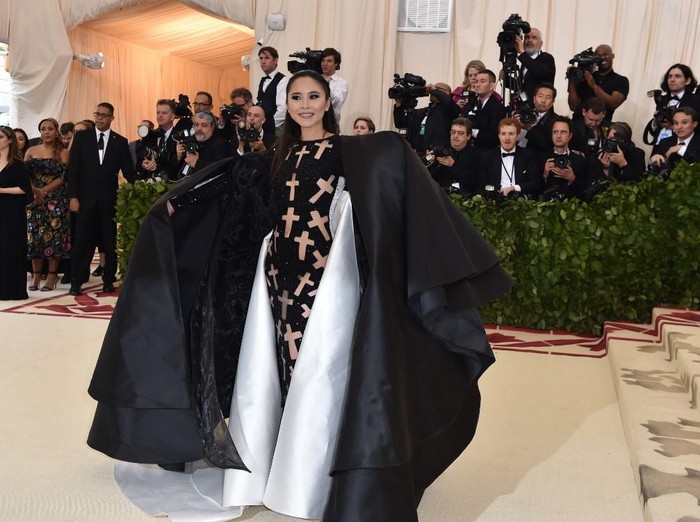 Nga Nguyen, Sosialita Vietnam Nga Nguyen arrives for the 2018 Met Gala on May 7, 2018, at the Metropolitan Museum of Art in New York. - The Gala raises money for the Metropolitan Museum of Arts Costume Institute. The Galas 2018 theme is Heavenly Bodies: Fashion and the Catholic Imagination. (Photo by Hector RETAMAL / AFP)