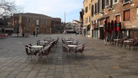 Kafe dan tempat makan yang biasanya ramai dikunjungi para wisatawan di kawasan Venesia, Italia, itu pun tampak sepi pengunjung. Tak sedikit toko maupun kafe yang tutup imbas penyebaran virus corona di negara tersebut. Getty Images/Marco Di Lauro.