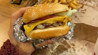 Berada di New York untuk kegiatan manggungnya. Para anggota ITZY menyempatkan untuk mencoba lezatnya cheeseburger dari FIVE Burger. Tampak lezat, cheeseburger tersebut berisikan daging patty, keju cheddar, tomat, dan selada, tak lupa dilengkapi dengan kentang goreng dan cola. Foto: Instagram @itzy.all.in.us
