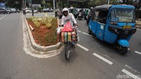 Seorang pengendara sepeda tampak kebingungan saat melintas.