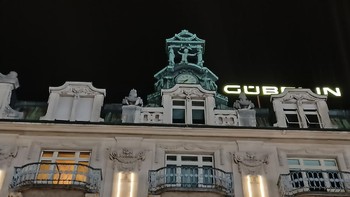 Kemampuan 5x Hybrid Zoom untuk mengabadikan objek yang jaraknya jauh. Ini gedung yang sama dipotret dengan zoom (Oppo)