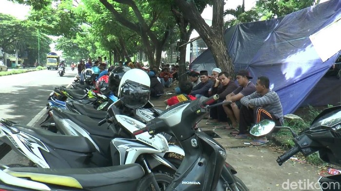Empat buruh di Pasuruan yang tengah melakukan aksi tewas tertabrak. Tenda yang mereka dirikan tertabrak mobil dini hari tadi.