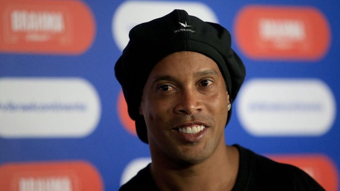 Ronaldinho RIO DE JANEIRO, BRAZIL - JANUARY 24: Former Brazilian National Football team player Ronaldinho smiles as he arrives for the Copa America 2019 Official Draw at Cidade das Artes on January 24, 2019 in Rio de Janeiro, Brazil. (Photo by Bruna Prado / Getty Images)