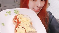 Ini pose manis Yuna bersama sandwich yang ia buat untuk sarapan. Sandwich tersebut diberikan topping mayonaise, saus tomat, dan juga scramble egg yang creamy. Foto: Instagram @itzy.all.in.us