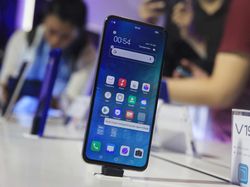 Menggenggam vivo V19 yang Memiliki Desain Menawan