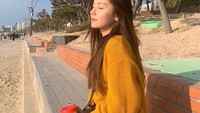 Jadi anggota paling tua, Yeji juga bertugas sebagai leader di grupnya. Tak hanya memiliki wajah cantik, Yeji juga dikenal memiliki aura yang kuat. Sambil memejamkan mata, Yeji terlihat menikmati kopi hangat. Foto: Instagram @itzy.all.in.us